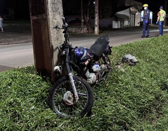 Motocicleta bateu em poste e ocupantes morreram no local - Foto Lucas Lôndero Portal Peperi