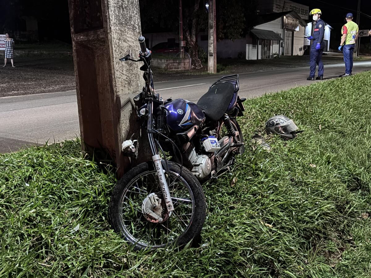 Motocicleta bateu em poste e ocupantes morreram no local - Foto Lucas Lôndero Portal Peperi