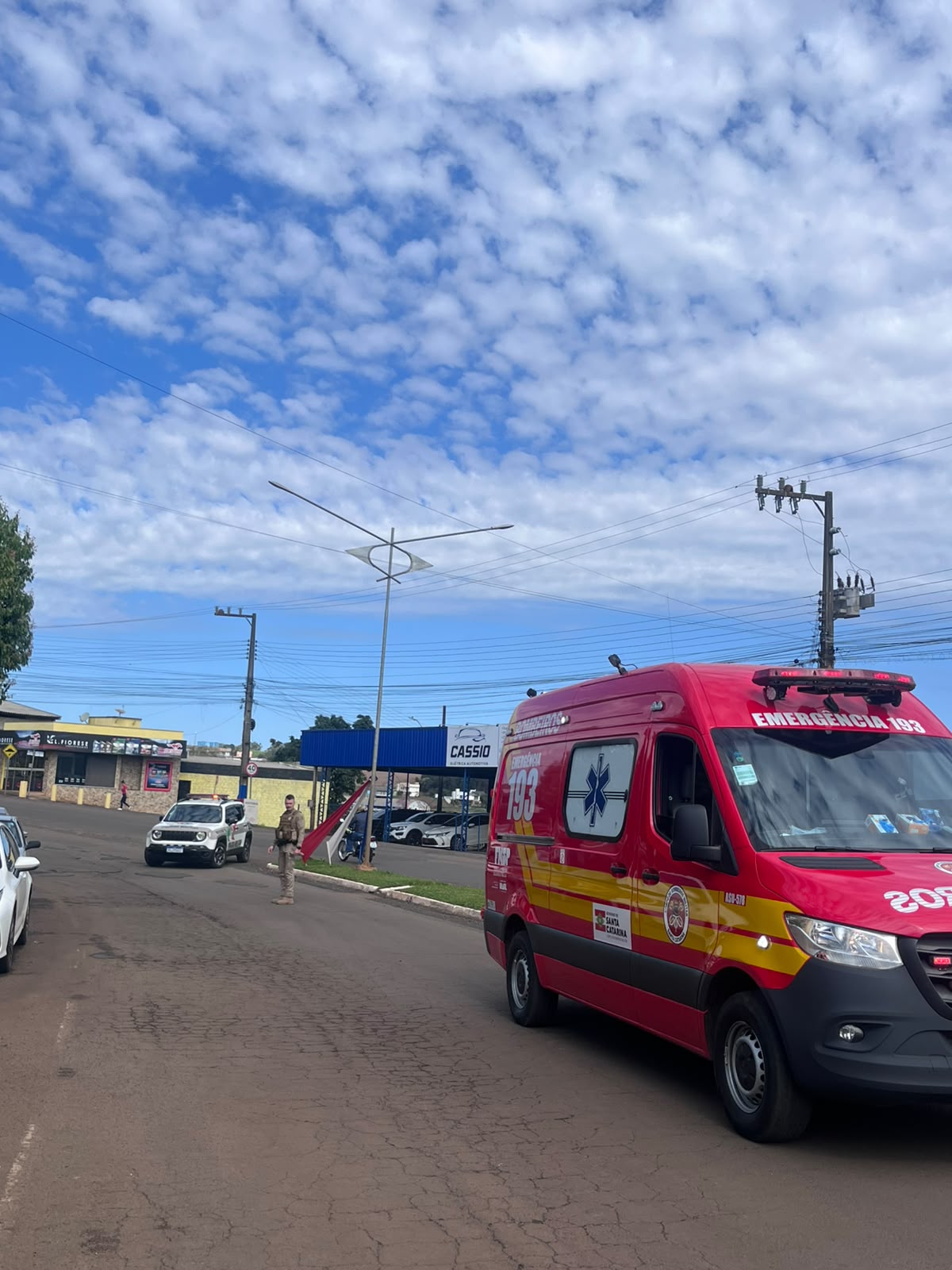 A vítima foi socorrida pelo Corpo de Bombeiros Militar e recebeu apoio da Polícia Militar durante o atendimento - Foto CBSC