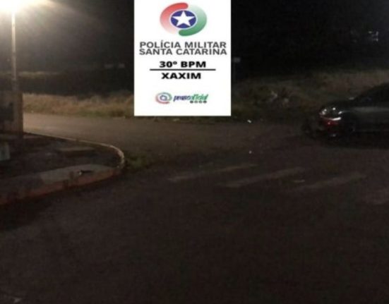 Acidente entre carro e moto deixou um jovem ferido - Foto Polícia Militar de Santa Catarina