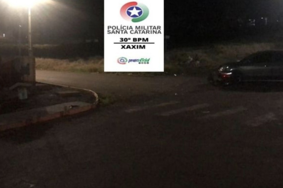 Acidente entre carro e moto deixou um jovem ferido - Foto Polícia Militar de Santa Catarina
