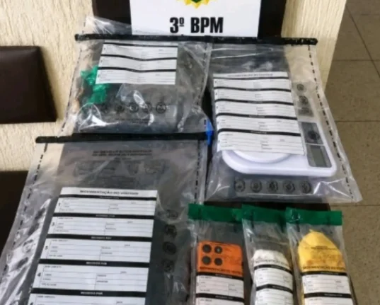Operação da Polícia Militar desarticulou um esquema de tráfico de drogas e apreendeu entorpecentes e materiais utilizados no fracionamento em Pato Branco (PR) - Foto Polícia Militar
