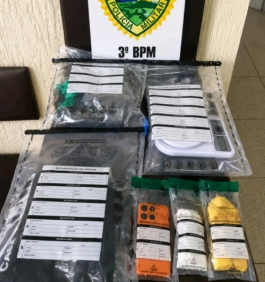 Operação da Polícia Militar desarticulou um esquema de tráfico de drogas e apreendeu entorpecentes e materiais utilizados no fracionamento em Pato Branco (PR) - Foto Polícia Militar