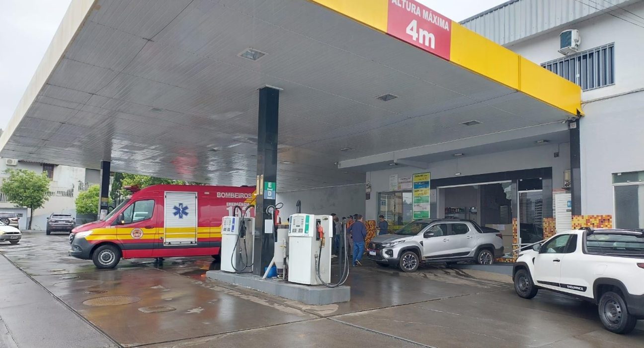 Carro atropelou mulher no acidente - Fotos Corpo de Bombeiros