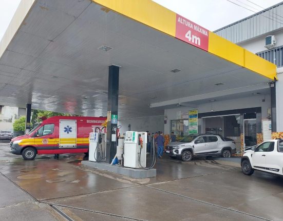 Carro atropelou mulher no acidente - Fotos Corpo de Bombeiros
