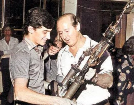 Milton Sander entregou troféu ao jovem campeão Senna - Fotos Junior Kart Clube Arquivo e Hemeroteca Chapecó