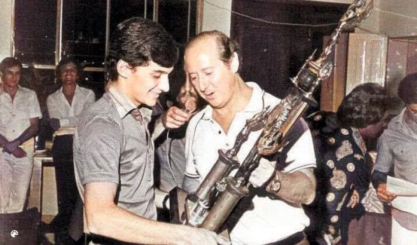 Milton Sander entregou troféu ao jovem campeão Senna - Fotos Junior Kart Clube Arquivo e Hemeroteca Chapecó
