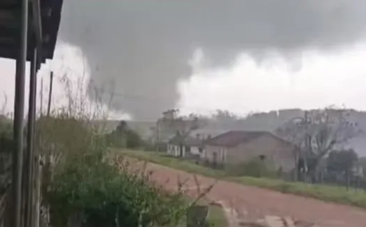 Tornado confirmado em Pedro Osório (RS) deixou estragos e reforçou o alerta para tempestades no estado - Foto e Vídeo Reprodução g1RS