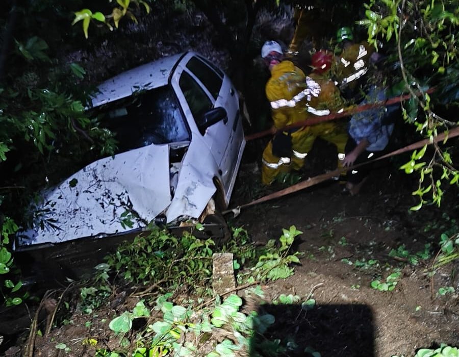 Motorista do carro foi socorrida com ferimentos - Foto Corpo de Bombeiros