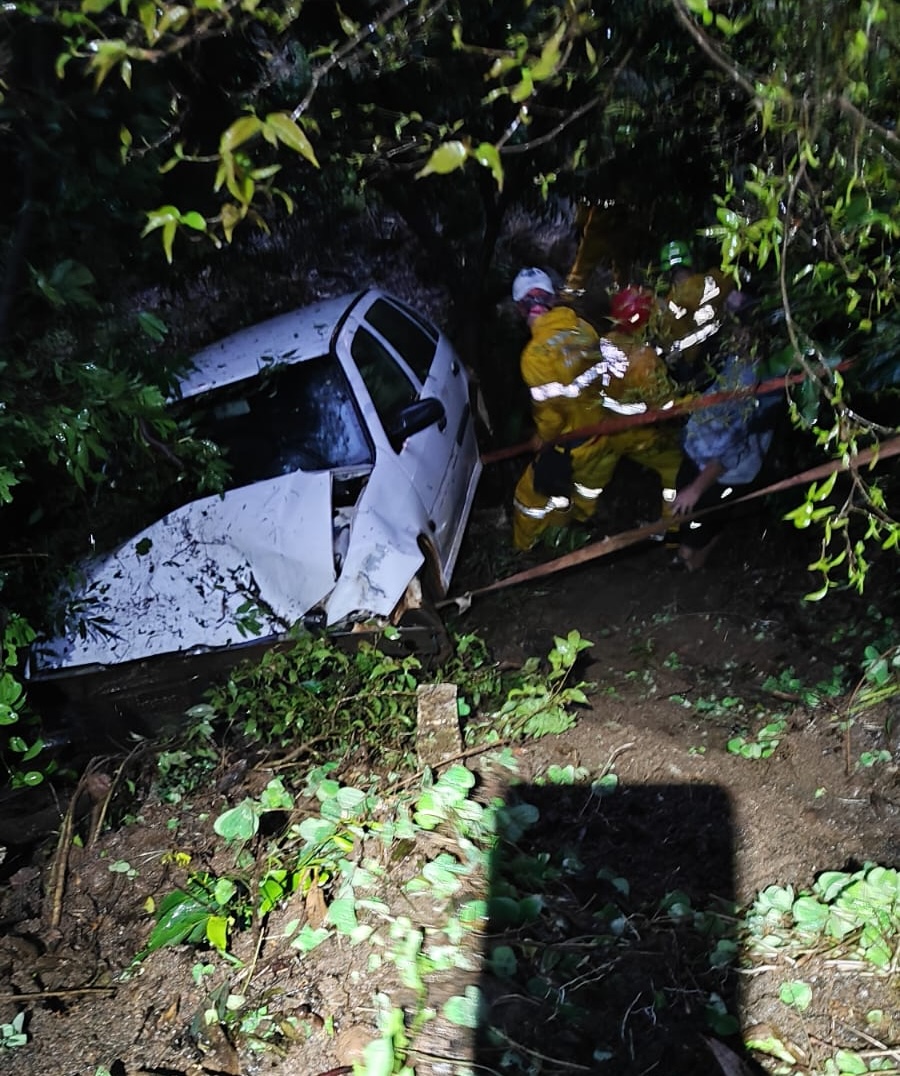 Motorista do carro foi socorrida com ferimentos - Foto Corpo de Bombeiros