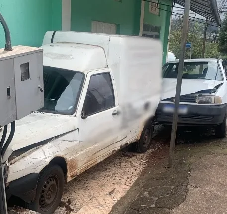 Acidente deixou veículos danificados e atingiu um poste no bairro Pinheirão - Foto Carlos Ribeiro Portal Beltrão News