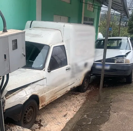 Acidente deixou veículos danificados e atingiu um poste no bairro Pinheirão - Foto Carlos Ribeiro Portal Beltrão News