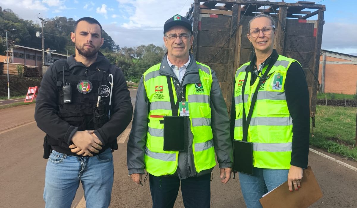Ação conjunta abordou veículos e verificou a procedência de cargas e a documentação sanitária nesta sexta-feira (7) - Fotos Divulgação PCSC