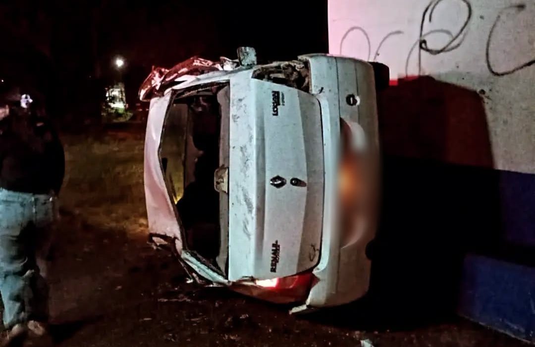 Carro parou na frente de ponto de ônibus, nas margens da BR-153 - Fotos Corpo de Bombeiros