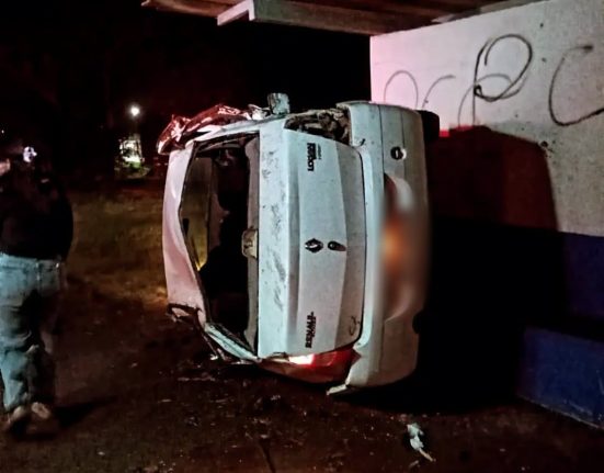 Carro parou na frente de ponto de ônibus, nas margens da BR-153 - Fotos Corpo de Bombeiros