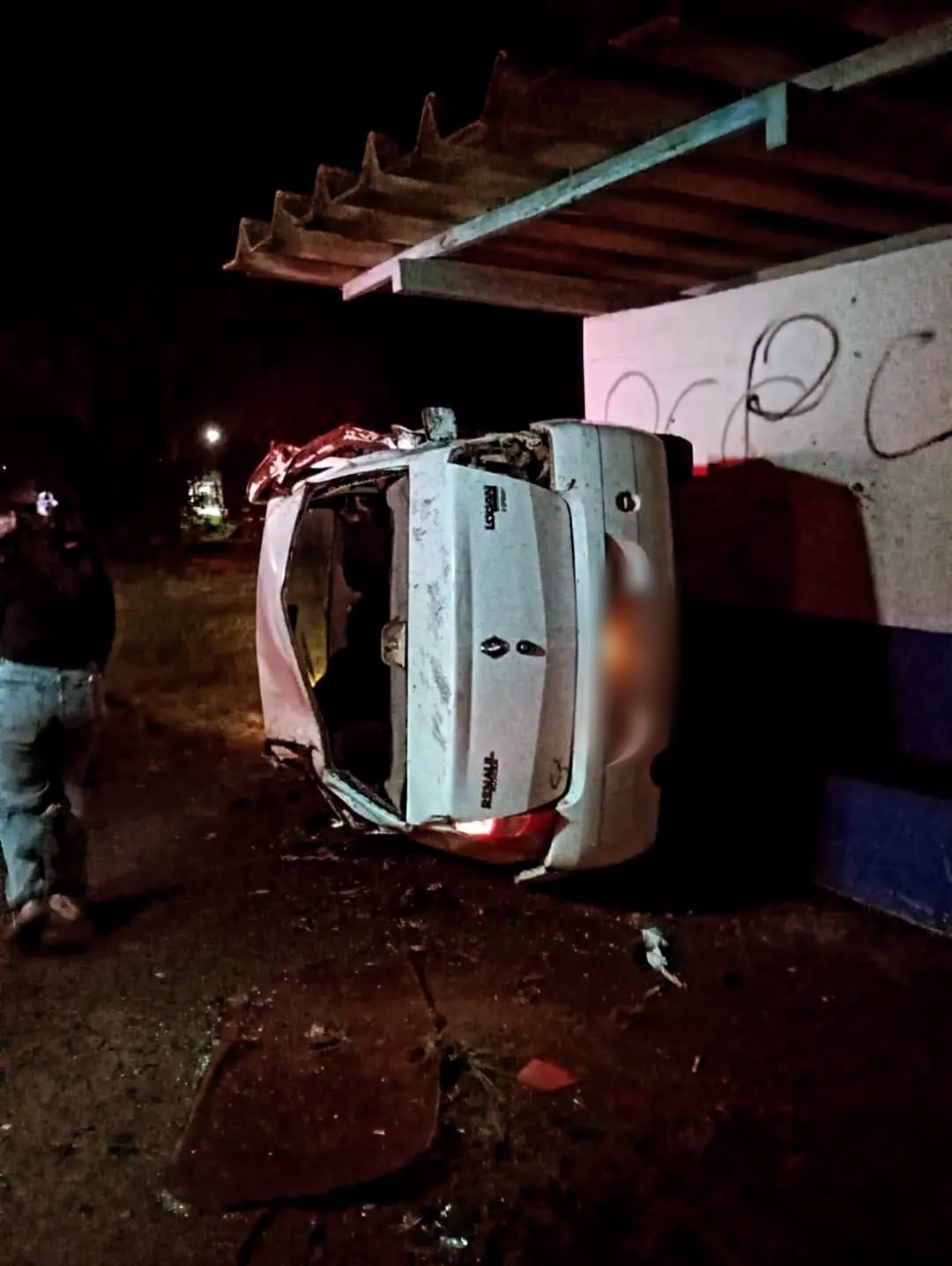 Carro parou na frente de ponto de ônibus, nas margens da BR-153 - Fotos Corpo de Bombeiros
