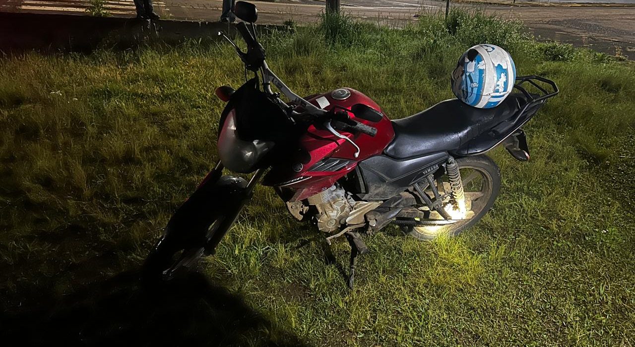 Homem de 39 anos foi socorrido pelos bombeiros após perder o controle da motocicleta durante a madrugada e levado ao hospital - Fotos Corpo de Bombeiros