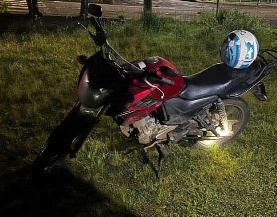 Homem de 39 anos foi socorrido pelos bombeiros após perder o controle da motocicleta durante a madrugada e levado ao hospital - Fotos Corpo de Bombeiros