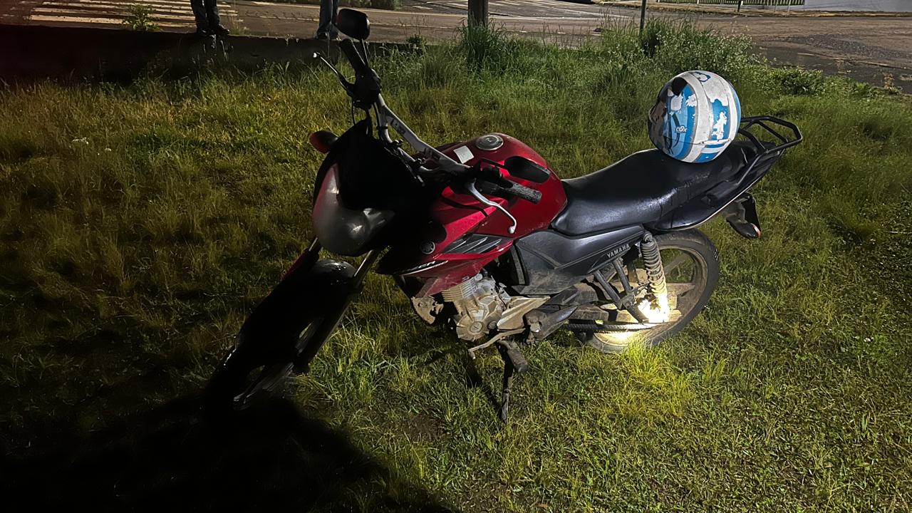 Homem de 39 anos foi socorrido pelos bombeiros após perder o controle da motocicleta durante a madrugada e levado ao hospital - Fotos Corpo de Bombeiros