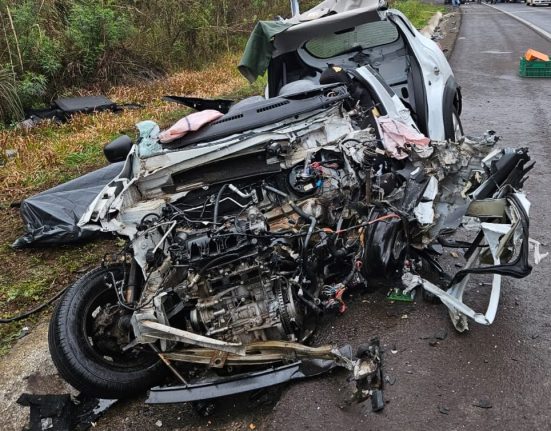 Vítima estava em um Renault Kwid, ficou presa no veículo e foi encontrada sem sinais vitais pelas equipes de socorro - Fotos Divulgação Oeste Mais