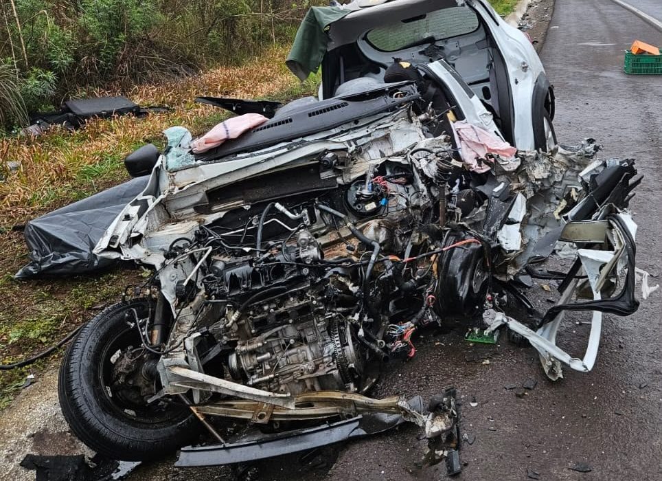 Vítima estava em um Renault Kwid, ficou presa no veículo e foi encontrada sem sinais vitais pelas equipes de socorro - Fotos Divulgação Oeste Mais