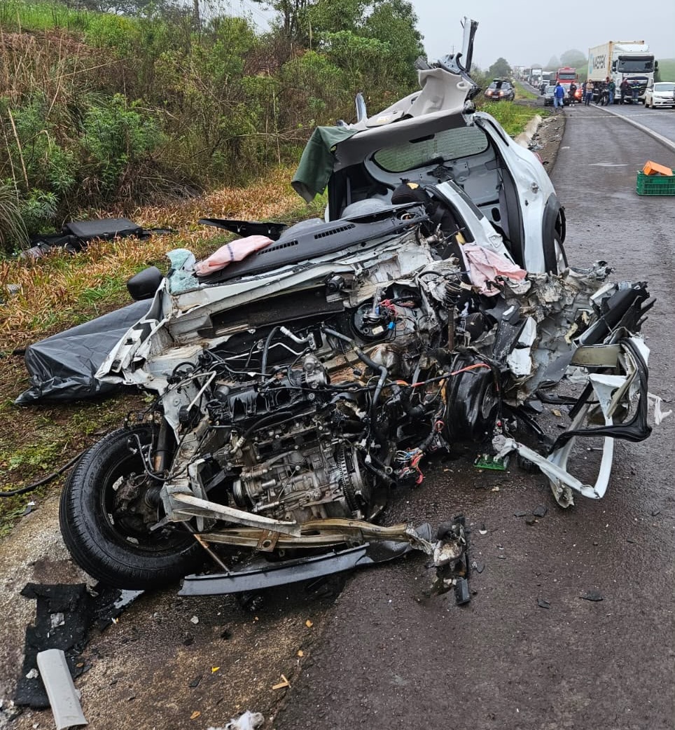 Vítima estava em um Renault Kwid, ficou presa no veículo e foi encontrada sem sinais vitais pelas equipes de socorro - Fotos Divulgação Oeste Mais