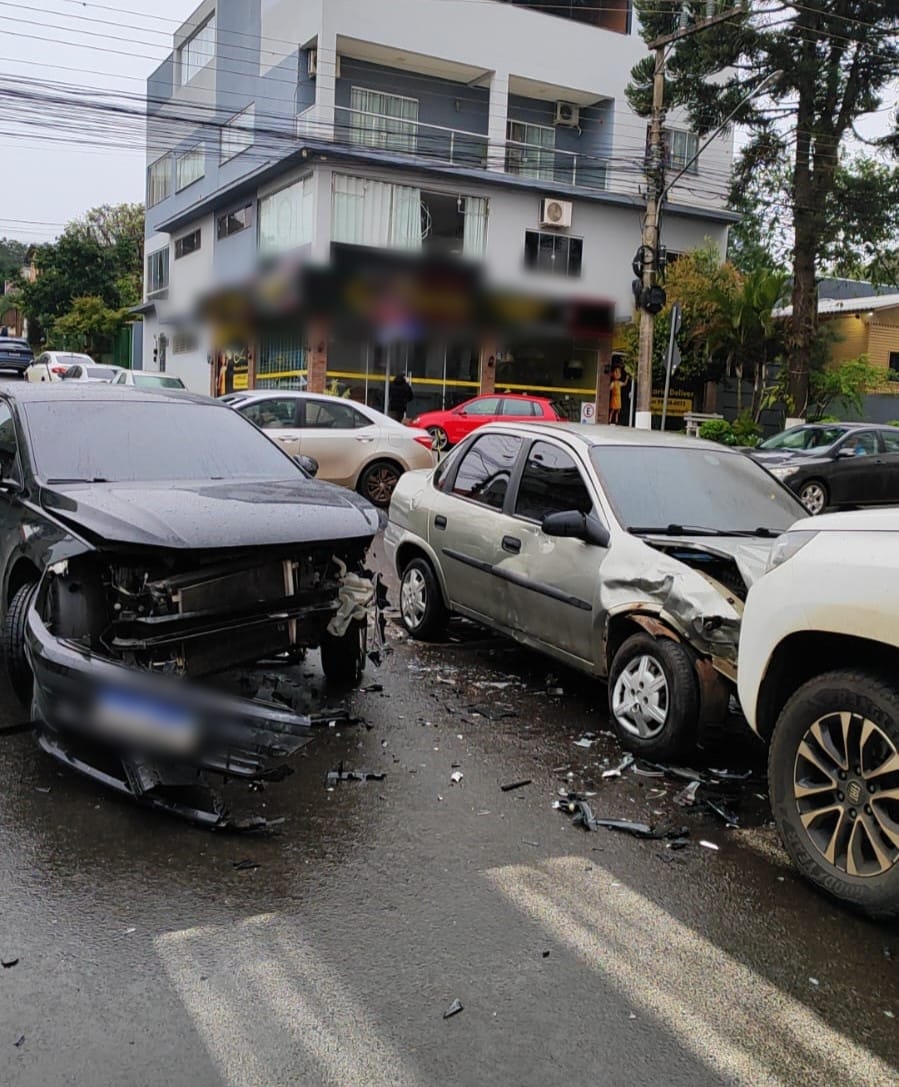 Acidente foi registrado na tarde desta terça-feira, no Centro da cidade - Foto Corpo de Bombeiros
