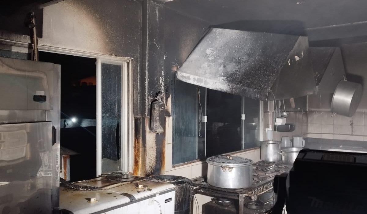 Corpo de Bombeiros utilizou cerca de 400 litros de água para controlar as chamas, ninguém ficou ferido - Foto Corpo de Bombeiros