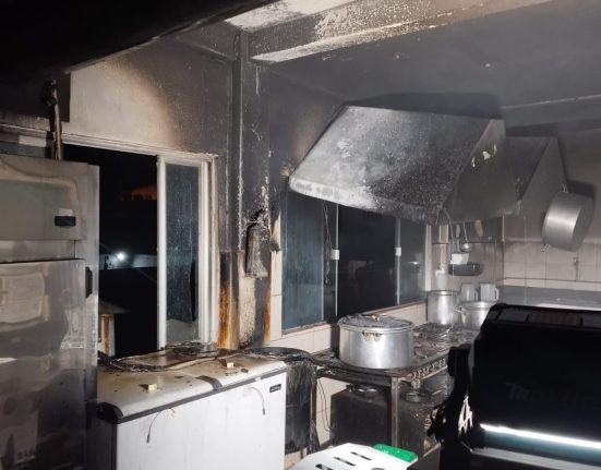 Corpo de Bombeiros utilizou cerca de 400 litros de água para controlar as chamas, ninguém ficou ferido - Foto Corpo de Bombeiros