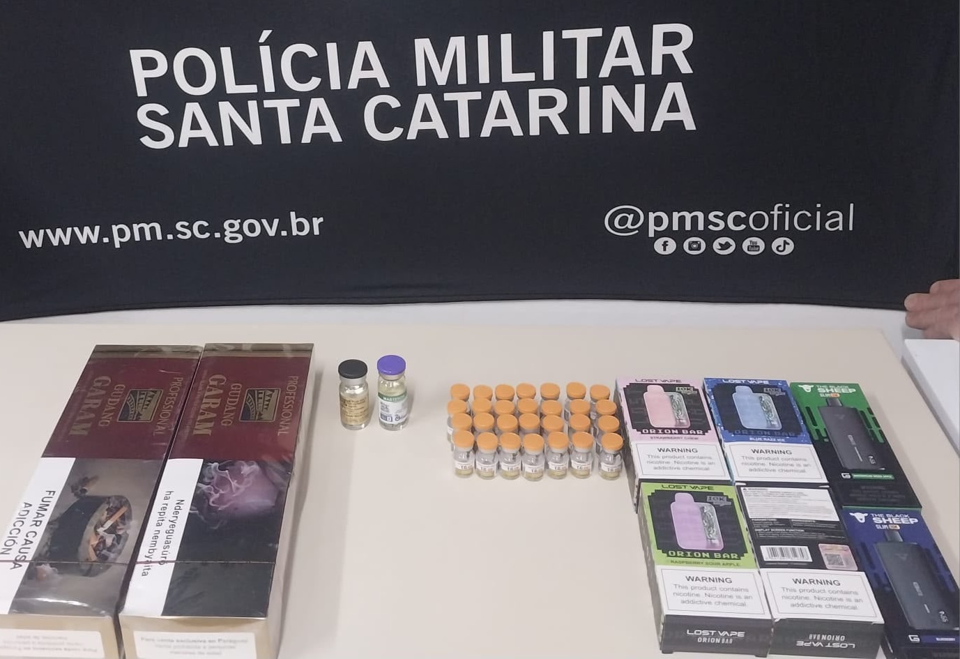 Abordagem ocorreu próximo ao trevo de Maravilha e também resultou na apreensão de cigarros eletrônicos, anabolizantes e produtos do Paraguai - Foto Polícia Militar