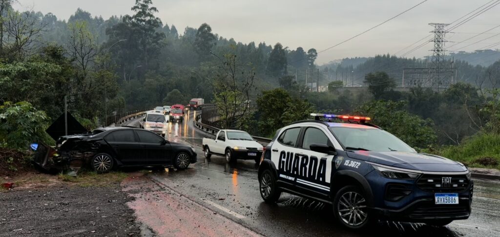 Colisão aconteceu por volta das 7h40, na abertura da terceira faixa - Foto ClicRDC