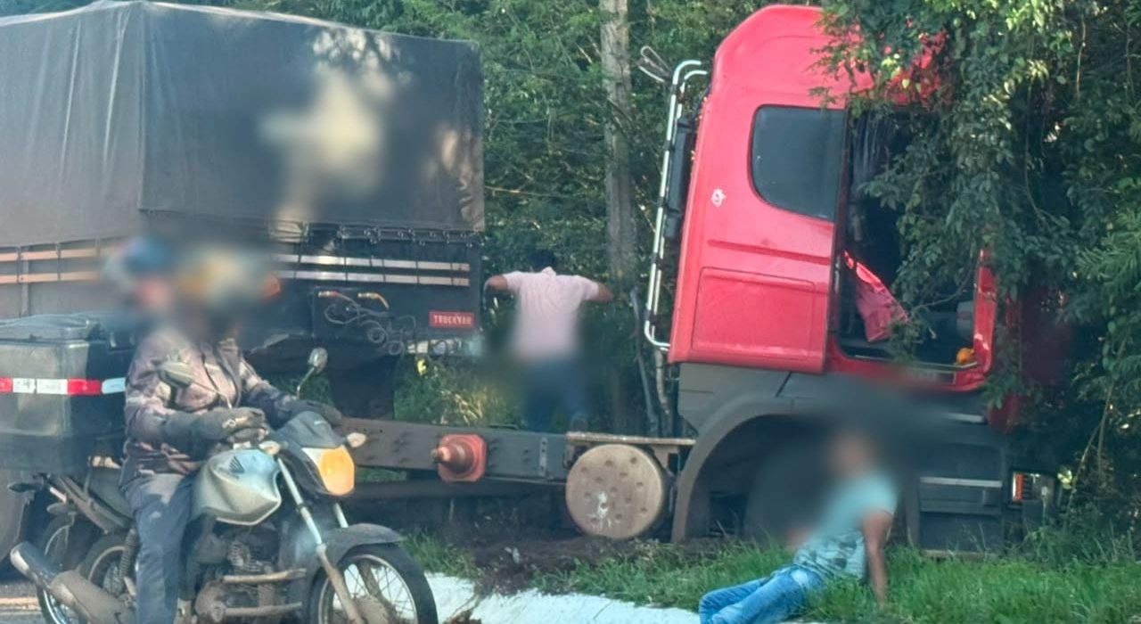 Colisão envolvendo carro e caminhão aconteceu na tarde desta quarta-feira (12). Número de vítimas ainda não foi confirmado oficialmente - Fotos Divulgação ClicRDC