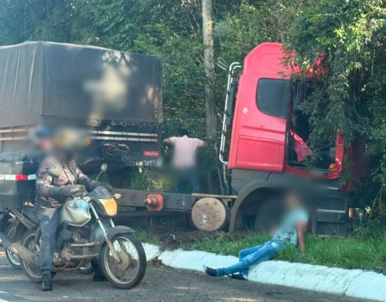 Colisão envolvendo carro e caminhão aconteceu na tarde desta quarta-feira (12). Número de vítimas ainda não foi confirmado oficialmente - Fotos Divulgação ClicRDC