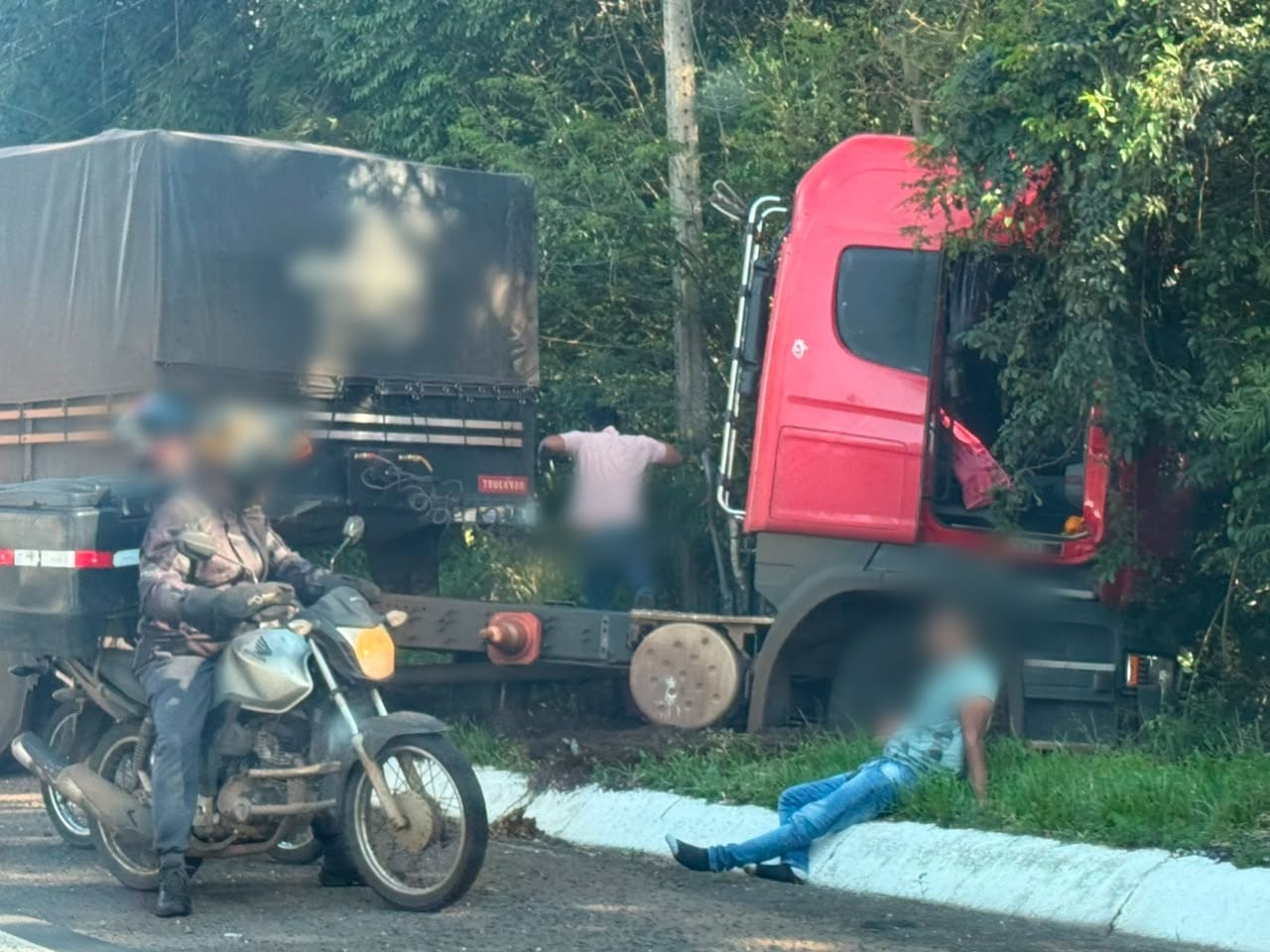 Colisão envolvendo carro e caminhão aconteceu na tarde desta quarta-feira (12). Número de vítimas ainda não foi confirmado oficialmente - Fotos Divulgação ClicRDC