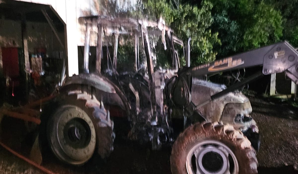 Incêndio destrói máquinas e atinge galpão em Itapiranga