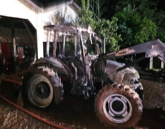 Incêndio destrói máquinas e atinge galpão em Itapiranga