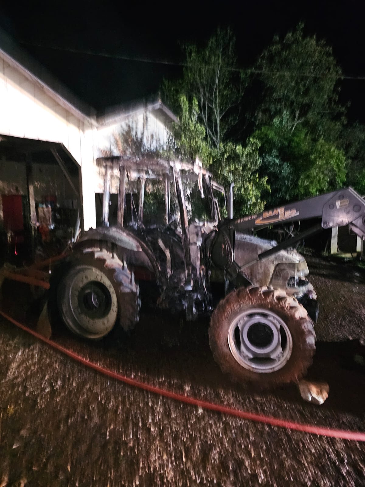 Incêndio destrói máquinas e atinge galpão em Itapiranga