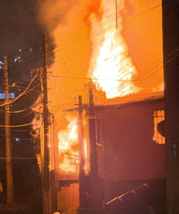 Chamas consumiram todo o imóvel - Fotos Corpo de Bombeiros