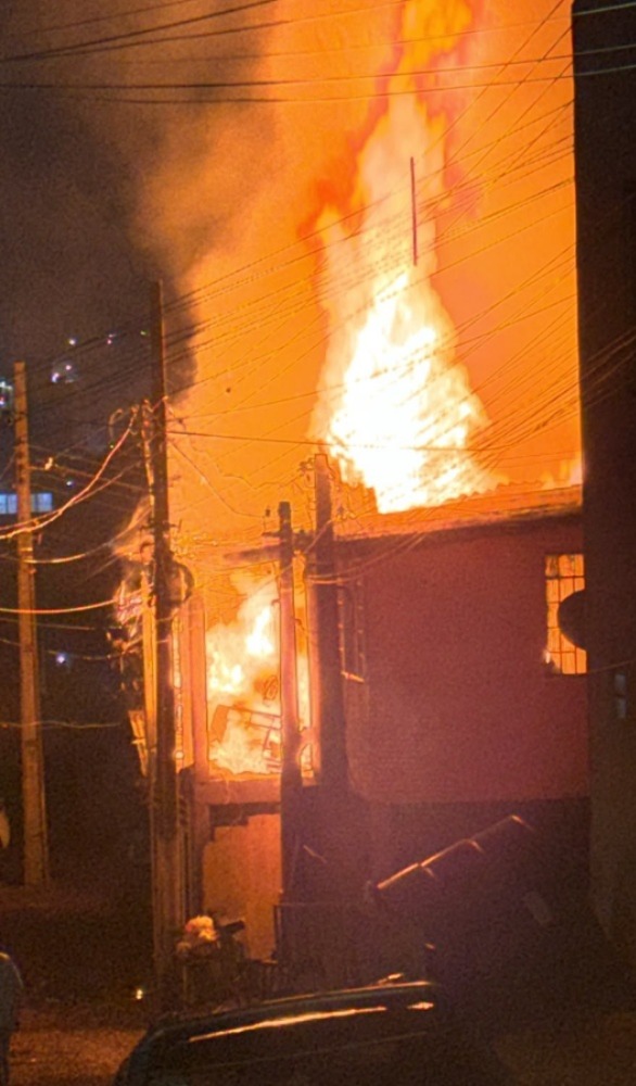 Chamas consumiram todo o imóvel - Fotos Corpo de Bombeiros