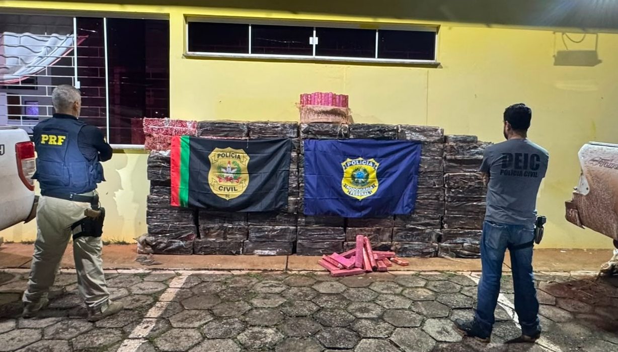 Operação conjunta interceptou duas caminhonetes carregadas com 1.450 quilos de maconha no Oeste catarinense; dois homens foram presos.