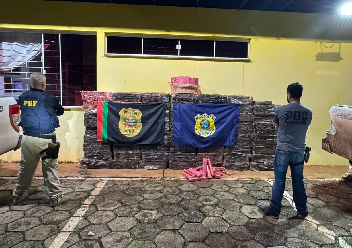 Operação conjunta interceptou duas caminhonetes carregadas com 1.450 quilos de maconha no Oeste catarinense; dois homens foram presos.