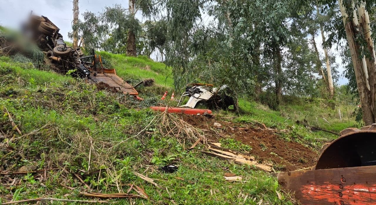Caminhoneiro fica ferido após ser ejetado de veículo em tombamento de caminhão em Passos Maia - Fotos Corpo de Bombeiros