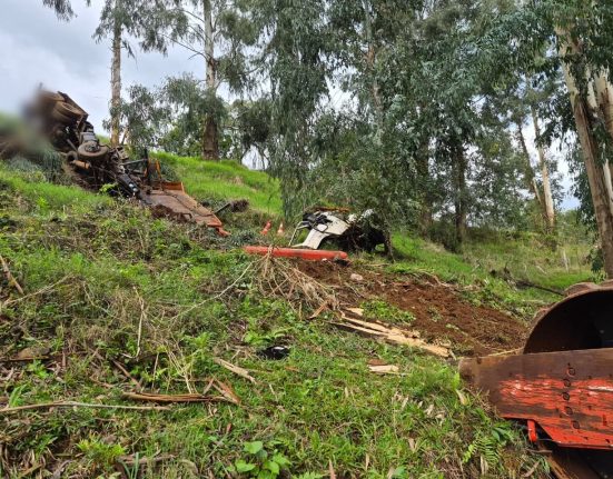 Caminhoneiro fica ferido após ser ejetado de veículo em tombamento de caminhão em Passos Maia - Fotos Corpo de Bombeiros