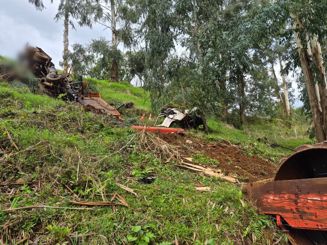 Caminhoneiro fica ferido após ser ejetado de veículo em tombamento de caminhão em Passos Maia - Fotos Corpo de Bombeiros