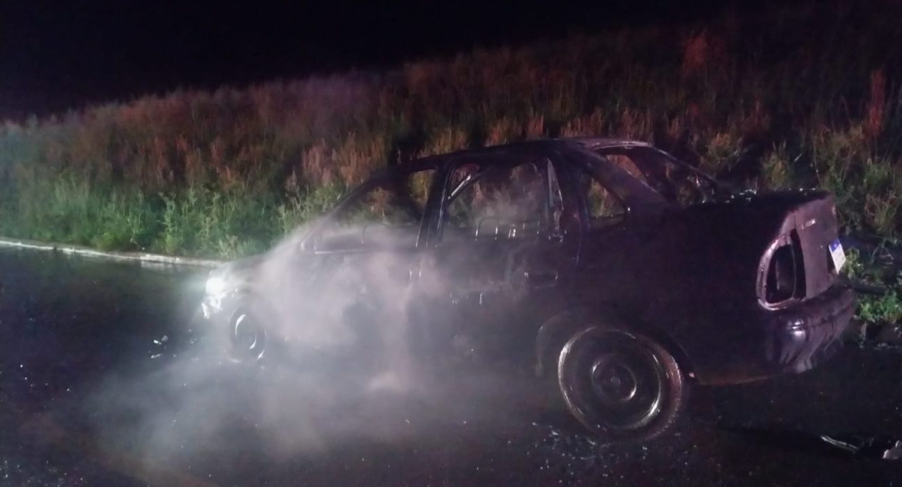 Carro é destruído por incêndio em Quilombo