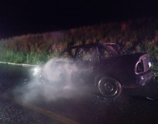Carro é destruído por incêndio em Quilombo