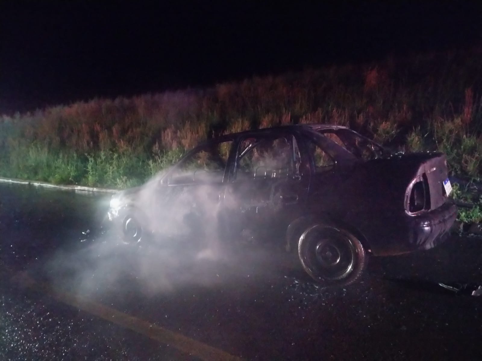 Carro é destruído por incêndio em Quilombo