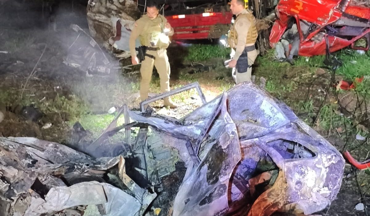 Chamas destruíram automóvel e carbonizou três corpos - Fotos Corpo de Bombeiros