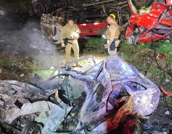 Chamas destruíram automóvel e carbonizou três corpos - Fotos Corpo de Bombeiros