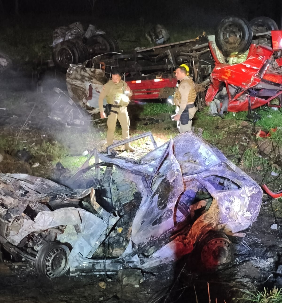 Chamas destruíram automóvel e carbonizou três corpos - Fotos Corpo de Bombeiros